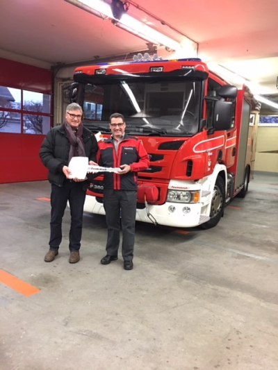 Gemeindepräsident Stefan Hug-Portmann übergibt das neue Modulfahrzeug dem Feuerwehrkommandanten, Patrick Doppler, und wünscht ihm eine möglichst unfallfreien Einsatz!